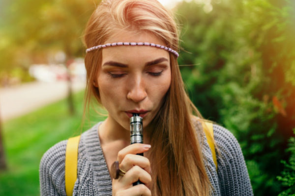 Jeune femme en train de vapoter